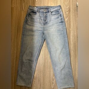 American Eagle- Light Wash Mom Straight Jean